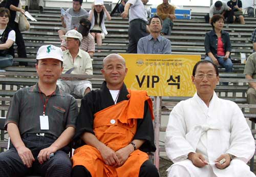 흥미있게 경기를 관전하는 서경원대회장(우측)과 진관스님(중앙) 